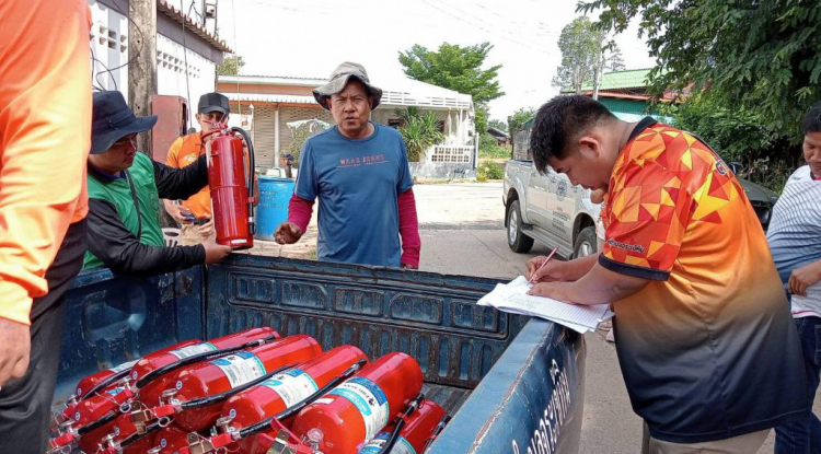 ลงพื้นที่ตรวจสภาพ และดูแลการติดตั้งถังดับเพลิง พร้อมพบปะพูดคุยกับประชาชน ภายในบริเวณบ้านไผ่ หมู่ที่ 4 และหมู่ที่ 6