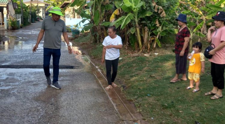 นำรถน้ำเพื่อดำเนินการชะล้างดินบนถนนบ้านจระเข้หิน หมู่ที่ 3