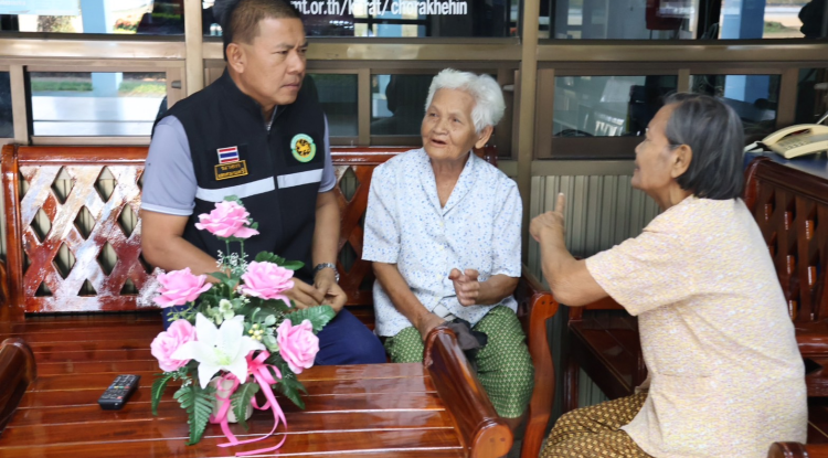 ลงพื้นที่พบปะประชาชนเพื่อเยี่ยมเยียนผู้สูงอายุ