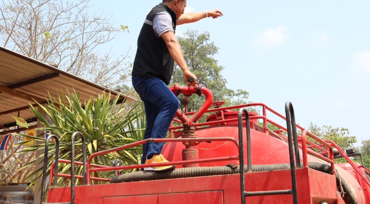 ลงพื้นที่นำน้ำไปช่วยเหลือเพื่อแก้ปัญหาบรรเทาภัยแล้ง