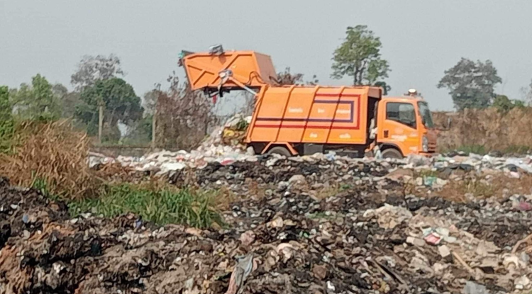 ลงพื้นที่ ดับไฟที่ไหม้บ่อขยะเพื่อเป็นการระงับมลพิษเกี่ยวกับควันและฝุ่นpm2.5