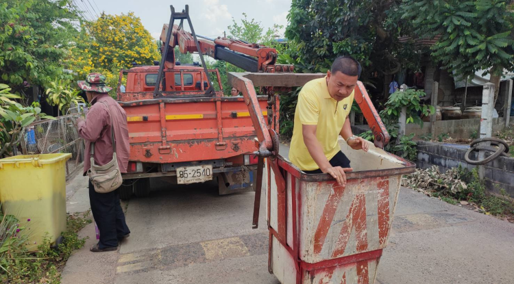 ดำเนินการซ่อมแซมหลอดไฟเพื่อให้แสงสว่างในเวลากลางคืนเพื่อความปลอดภัยของประชาชนชาวตำบลจระเข้หิน