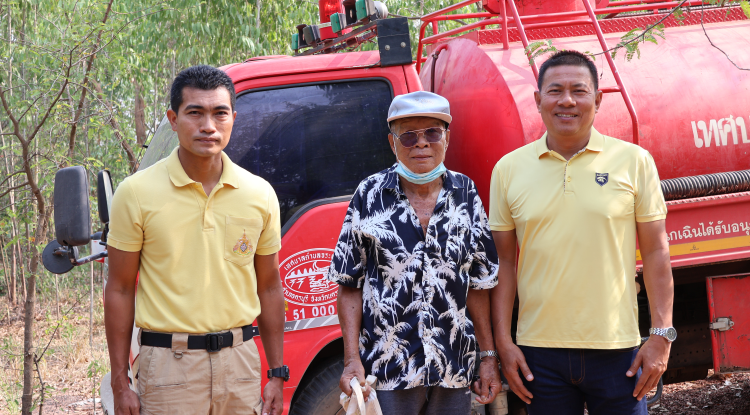ลงพื้นที่นำน้ำช่วยเหลือพ่อแม่พี่น้องชาวเทศบาลตำบลจระเข้หินที่คาดแคลนน้ำอุปโภค-บริโภค 