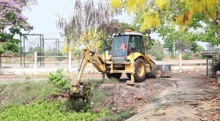 ลงพื้นที่กำจัดวัชพืชน้ำ เพื่อเตรียมความพร้อมในงานประเพณีสงกรานต์ ประจำปี 2567