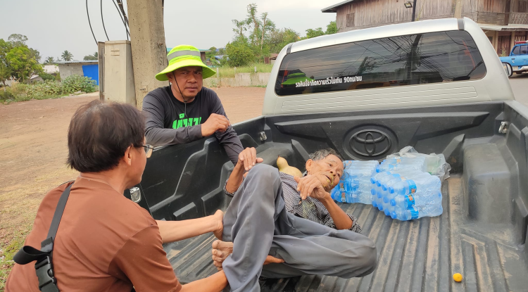 ลงพื้นที่ช่วยเหลือผู้เกิดอุบัติเหตุรถมอเตอร์ไซค์ที่ได้รับบาดเจ็บ