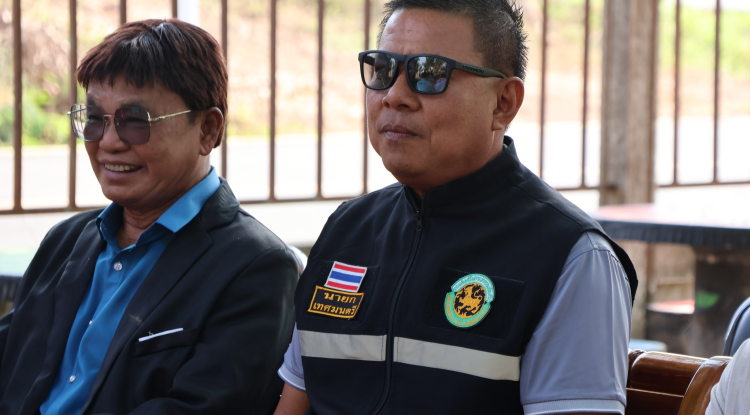 พิธีเปิดถนนลาดยางสายกลางบ้านเฉลียงโคก หมู่ 4  ณ ศาลาเอนกประสงค์บ้านเฉลียงโคก หมู่ 4 (ศูนย์พัฒนาเด็กเล็กตำบลเฉลียงหลังเก่า)