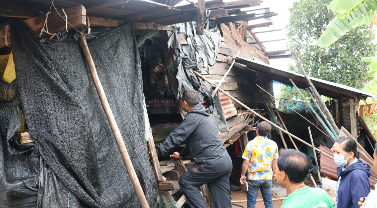 ลงพื้นที่สำรวจบ้านที่ถูกผลกระทบจากพายุฤดูร้อนเพื่อทำการช่วยเหลือต่อไป 