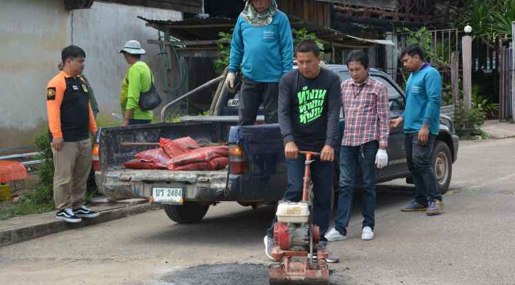 ลงพื้นที่ซ่อมแซมถนนที่เป็นหลุมเป็นบ่อเพื่อความปลอดภัยในการใช้รถใช้ถนน 