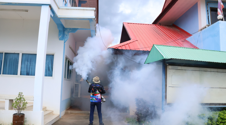 ดำเนินการฉีดพ่นหมอกควันเพื่อป้องกันโรคไข้เลือดออก ณ สำนักงานเทศบาลตำบลขจระเข้หิน