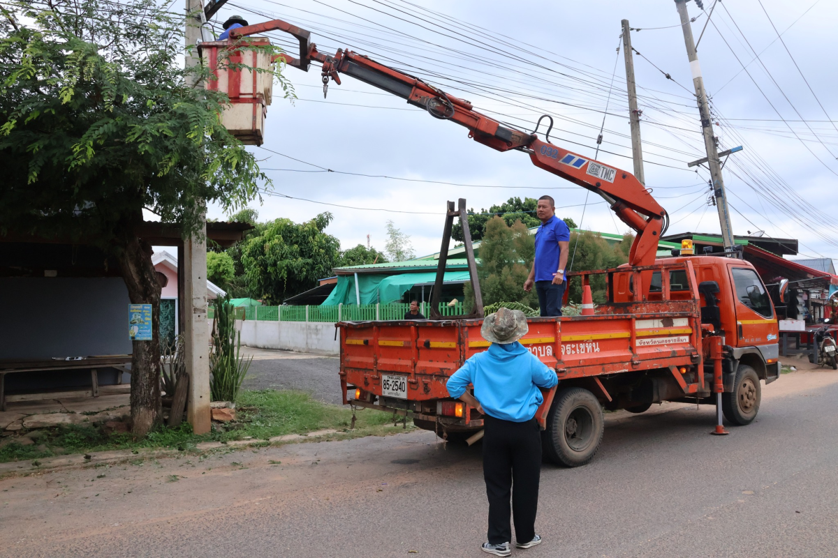 ลงพื้นที่ติดตั้งโครมไฟ เพื่อเพิ่มความส่องสว่าง บ้านจระเข้หินหมู่ที่ 1