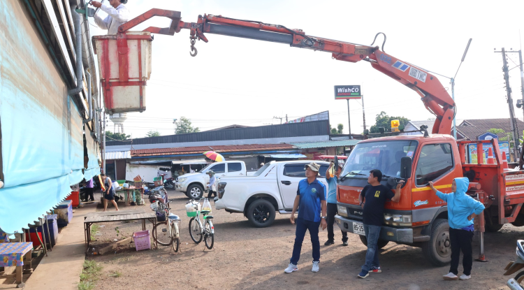 ลงพื้นที่ติดตั้งโครมไฟ เพื่อเพิ่มความส่องสว่างและสร้างความปลอดภัยของประชาชนที่สัญจรไปมาในเวลากลางคืน