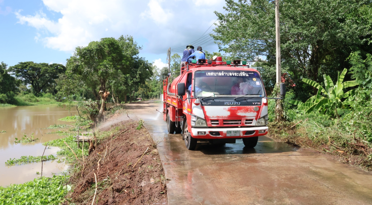 ลงพื้นที่ฉีดน้ำล้างถนนเพื่อความสะอาดถนน บริเวณคลองจระเข้หิน