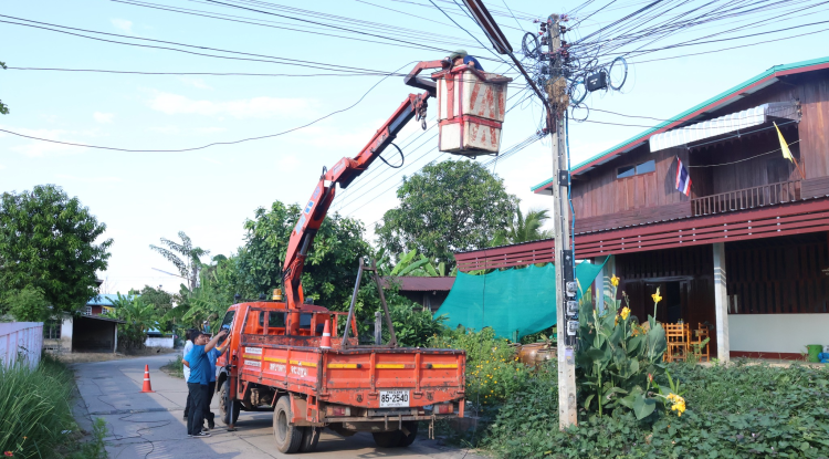 ลงพื้นที่ติดตั้งโครมไฟ เพื่อเพิ่มความส่องสว่าง ณ บ้านจระเข้หินหมู่ 3