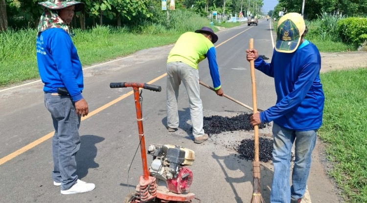 ลงพื้นที่ซ่อมแซมไฟฟ้าเพื่อความส่องสว่าง และซ่อมแซมถนน