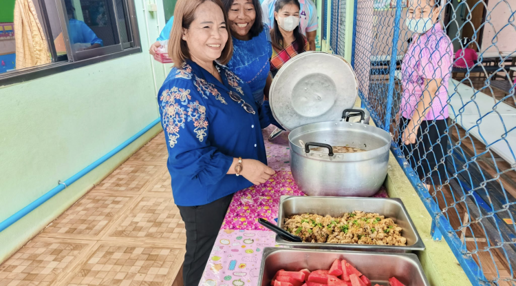 ลงพื้นที่ตรวจดูอาหารว่างตรงตามที่ได้รับรายงานหรือไม่ เพื่อที่นักเรียนศูนย์พัฒนาเด็กเล็กชุมชนจระเข้หินและศูนย์พัฒนาเด็กเล็กบ้านไผ่