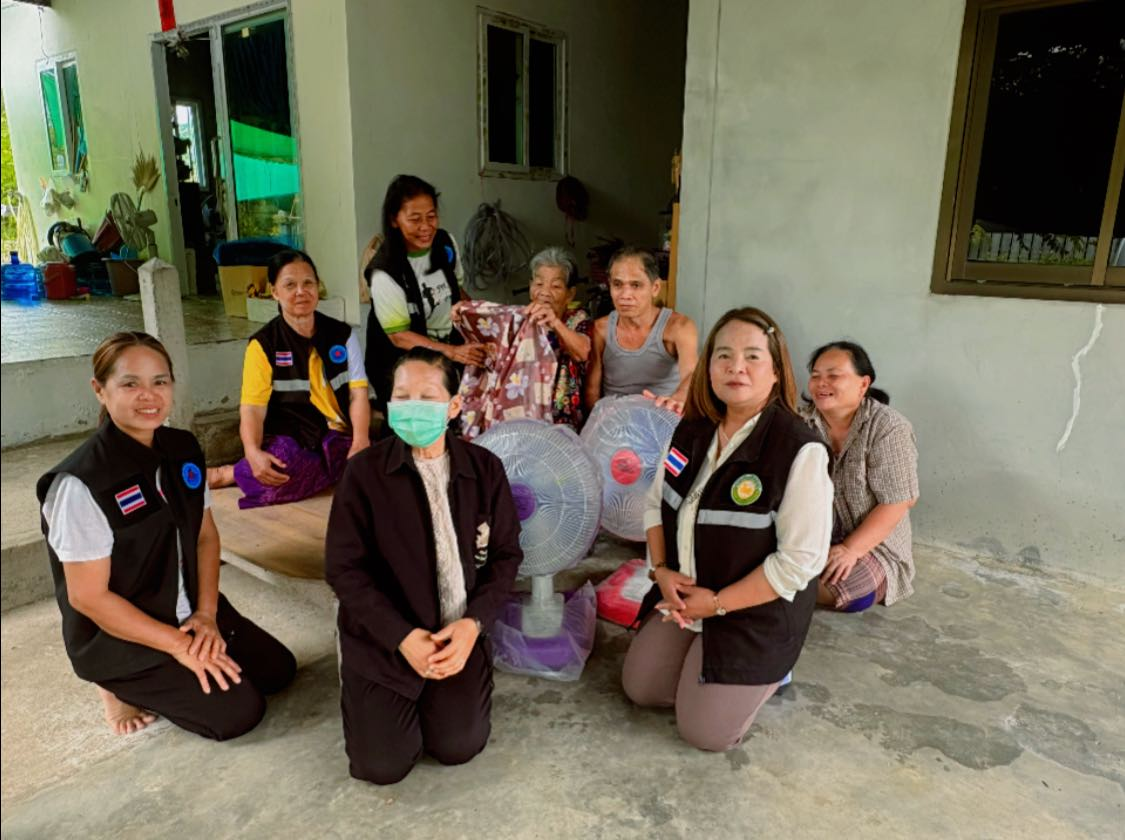 มอบรถเข็นและมอบพัดลมให้แก่ผู้พิการและผู้ป่วยติดเตียงในเขตเทศบาลตำบลจระเข้หิน