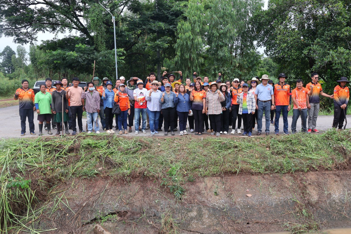 ร่วมแรงร่วมใจปรับภูมิทัศน์บริเวณเหมืองส่งน้ำชลประทานในโซน 6 ตามที่ชลประทานได้ขอความอนุเคราะห์มายังเทศบาลตำบลจระเข้หิน