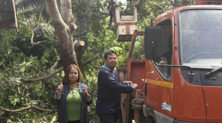 ลงพื้นที่ปรับภูมิทัศน์ ตัดแต่งกิ่งไม้ ตามที่ประชาชนได้เขียนคำร้องมายังเทศบาลตำบลจระเข้หิน ณ บ้านจระเข้หินหมู่ที่ 8 