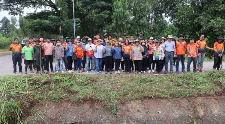 ร่วมแรงร่วมใจปรับภูมิทัศน์บริเวณเหมืองส่งน้ำชลประทานในโซน 6 ตามที่ชลประทานได้ขอความอนุเคราะห์มายังเทศบาลตำบลจระเข้หิน