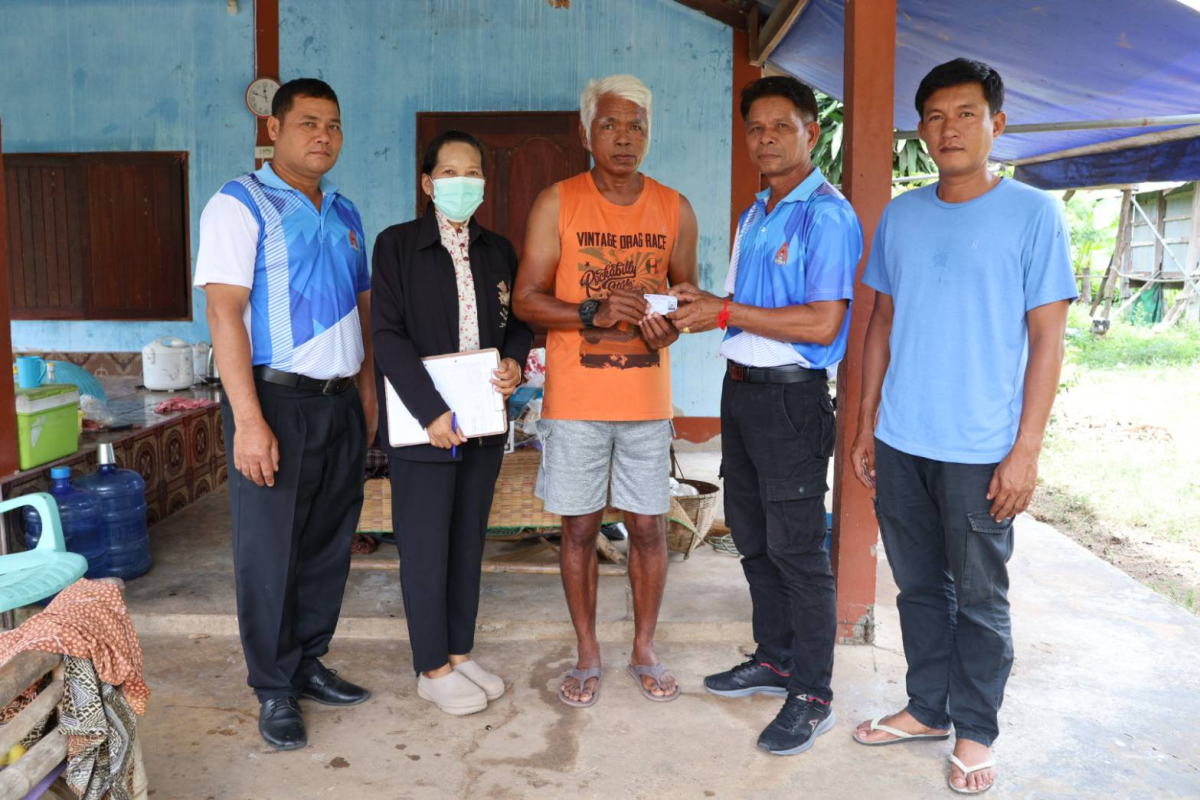 ลงพื้นที่มอบบัตรประจำตัวคนพิการให้แก่ผู้พิการ