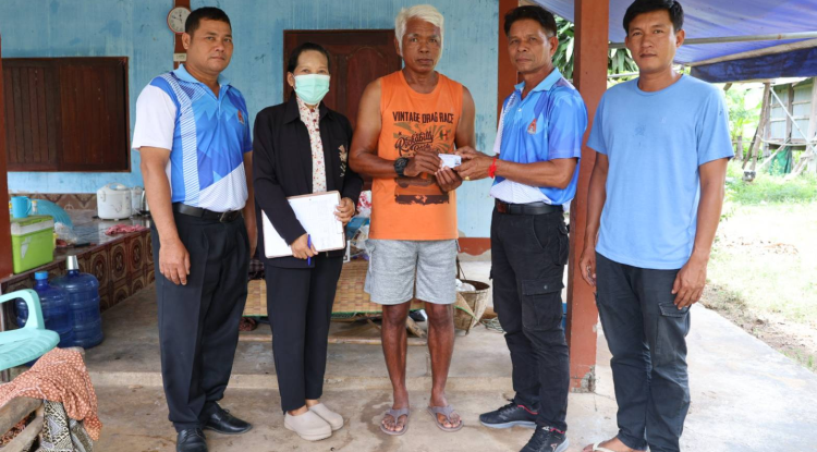 ลงพื้นที่มอบบัตรประจำตัวคนพิการให้แก่ผู้พิการ 