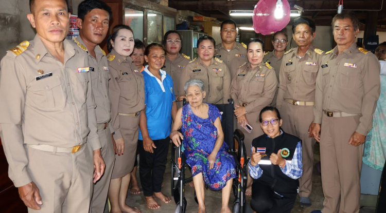 ลงพื้นที่มอบรถเข็นให้แก่นางตุ๊ ย่อมกระโทก บ้านจระเข้หินหมู่ที่ 2