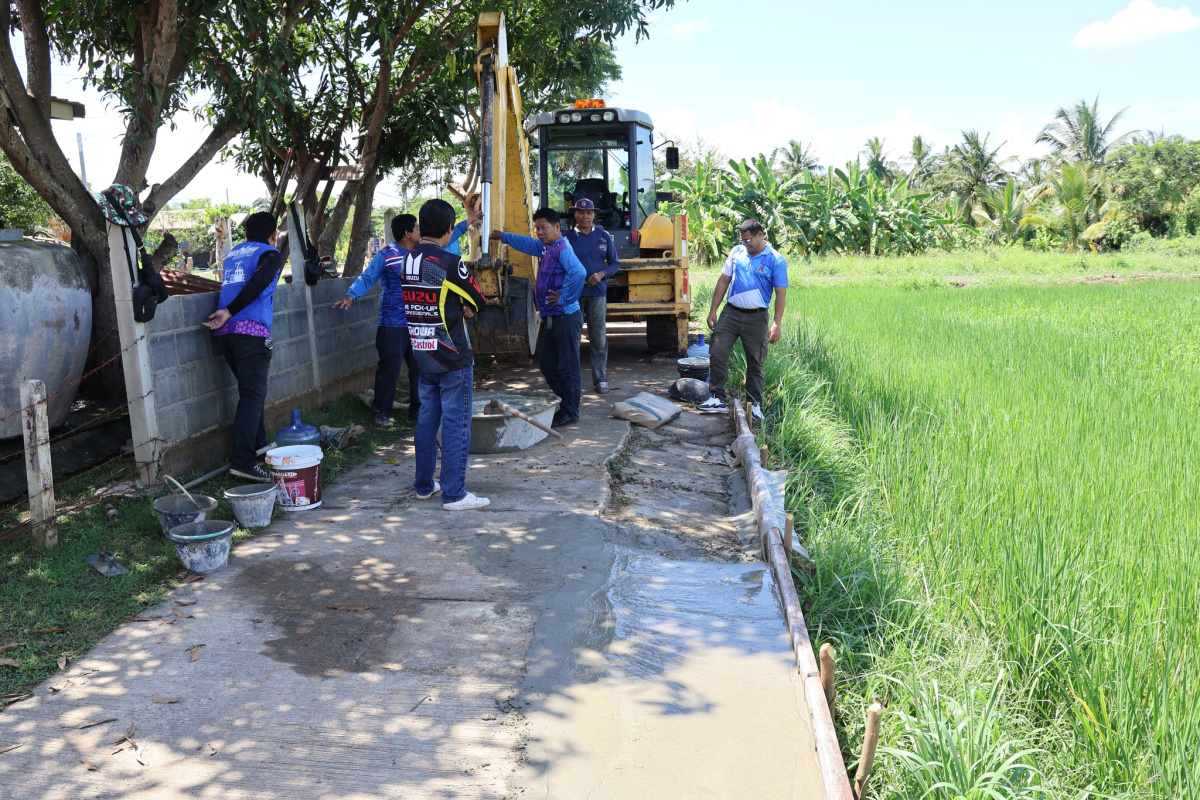 ลงพื้นที่ซ่อมแซมถนนเพื่อความปลอดภัยในการใช้รถใช้ถนน ณ เขตเทศบาลตำบลจระเข้หิน