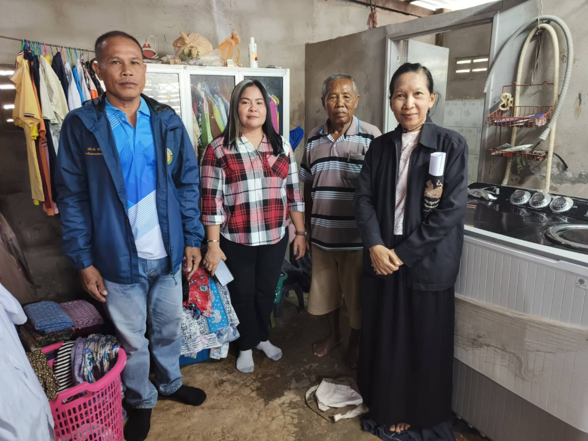 ลงพื้นที่สำรวจบ้านเรือนเพื่อที่จะหาวิธีช่วยเหลือปรับปรุงซ่อมแซมที่อยู่อาศัย ตามโครงการปรับสภาพแวดล้อมและสิ่งอำนวยความสะดวกของผู้สูงอายุให้เหมาะสมและปลอดภัย พ.ศ 2568