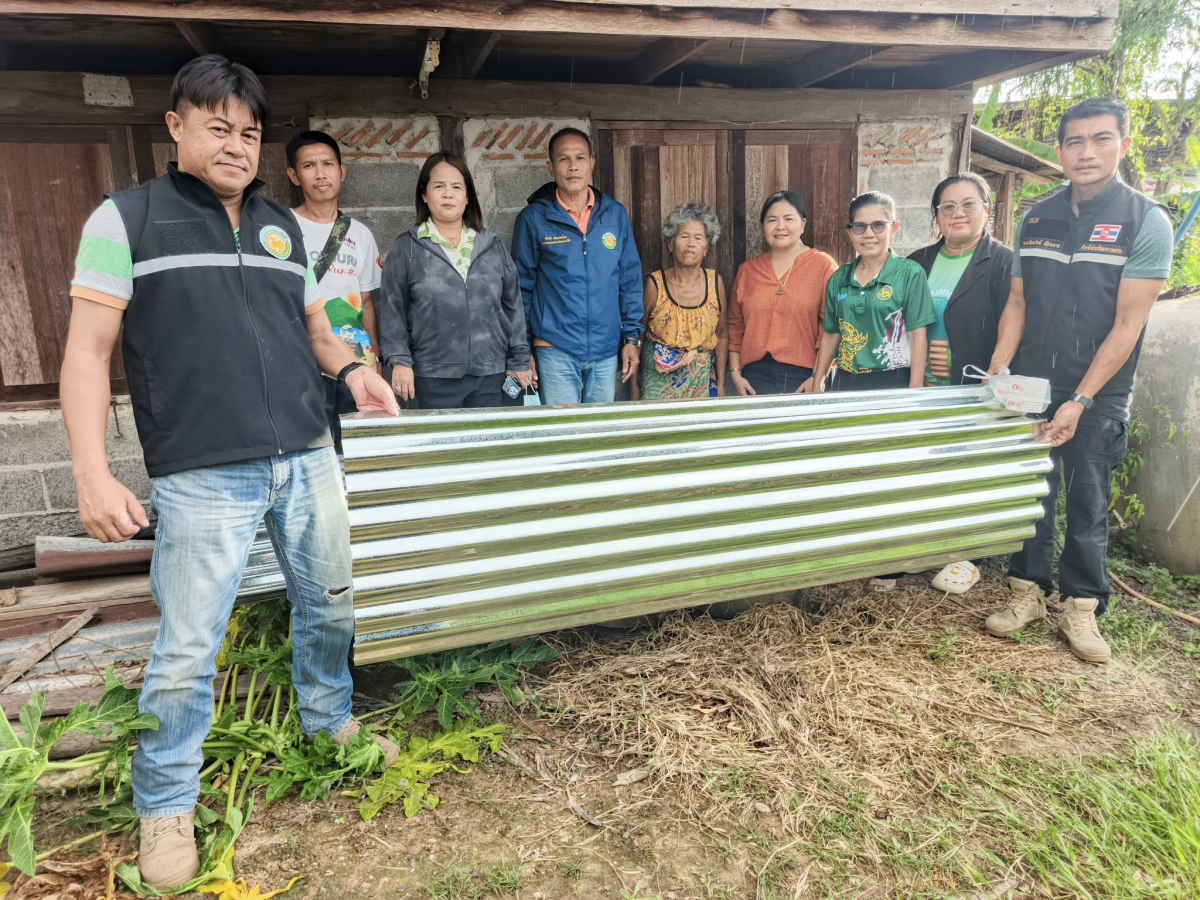 ลงพื้นที่ช่วยเหลือบ้านที่ถูกผลกระทบจากพายุลมกระโชกแรงทำให้บ้านเกิดความเสียหายและได้มอบสังกะสีให้กับบ้านนางญวน ห่อมกระโทก ณ บ้านเลขที่ 97 หมู่ที่ 8 ตำบลจระเข้หิน อำเภอครบุรี จังหวัดนครรราชสีมา
