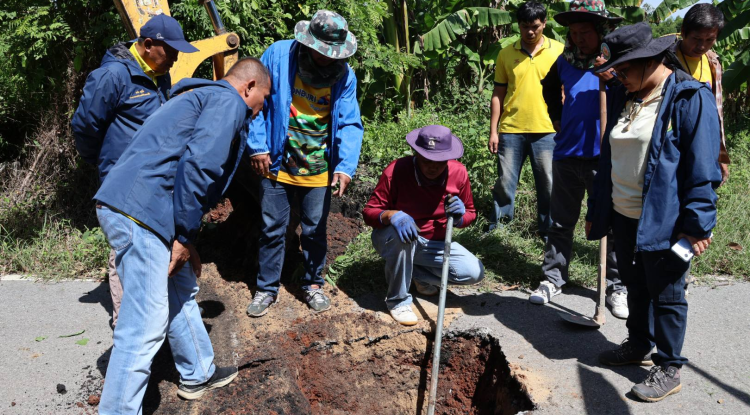 ลงพื้นที่ปรับปรุงซ่อมแซมถนนที่ชำรุด 