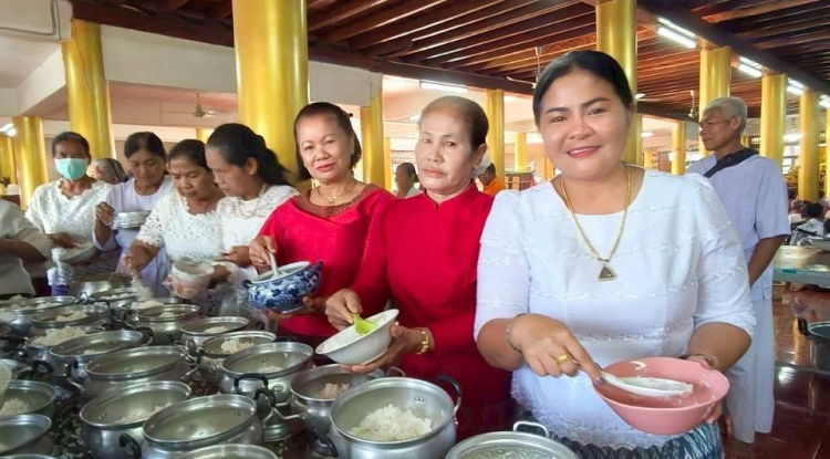 ร่วมทำบุญตักบาตรในวันปวารณาออกพรรษา ณ วัดจระเข้หินและวัดสว่างหนองแวง (บ้านไผ่)