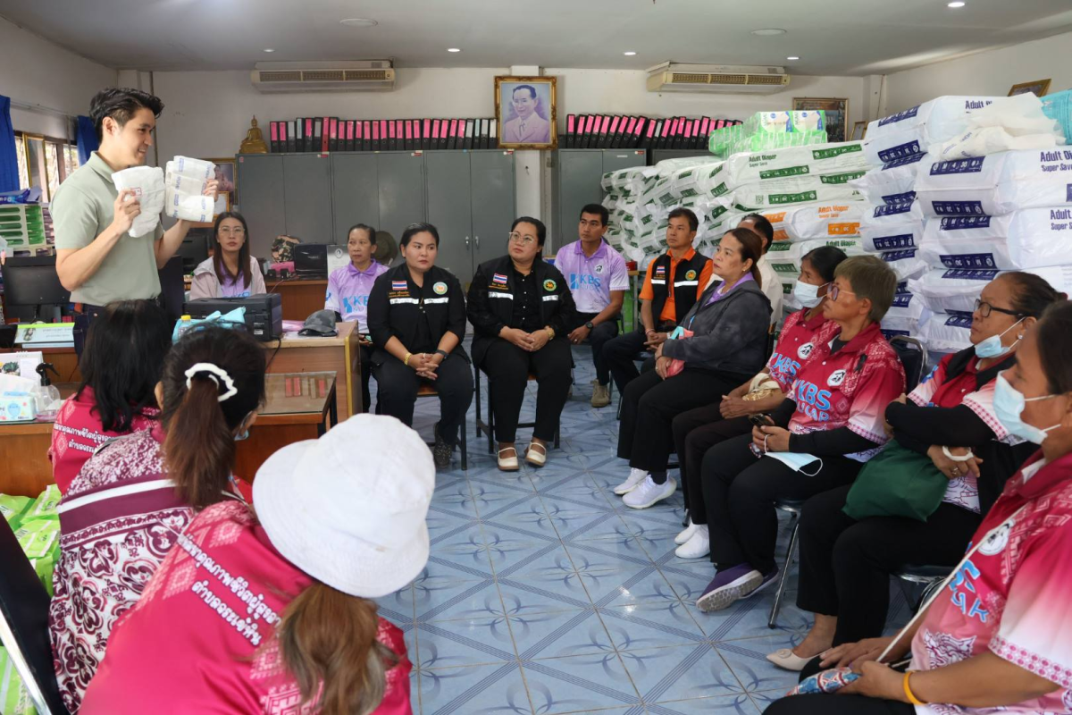 ลงพื้นที่เพื่อให้ความรู้เรื่องวิธีการใส่แพมเพิสที่ถูกวิธีให้แก่ผู้ที่ดูแลผู้ป่วยติดเตียงในเขตเทศบาลตำบลจระเข้หิน