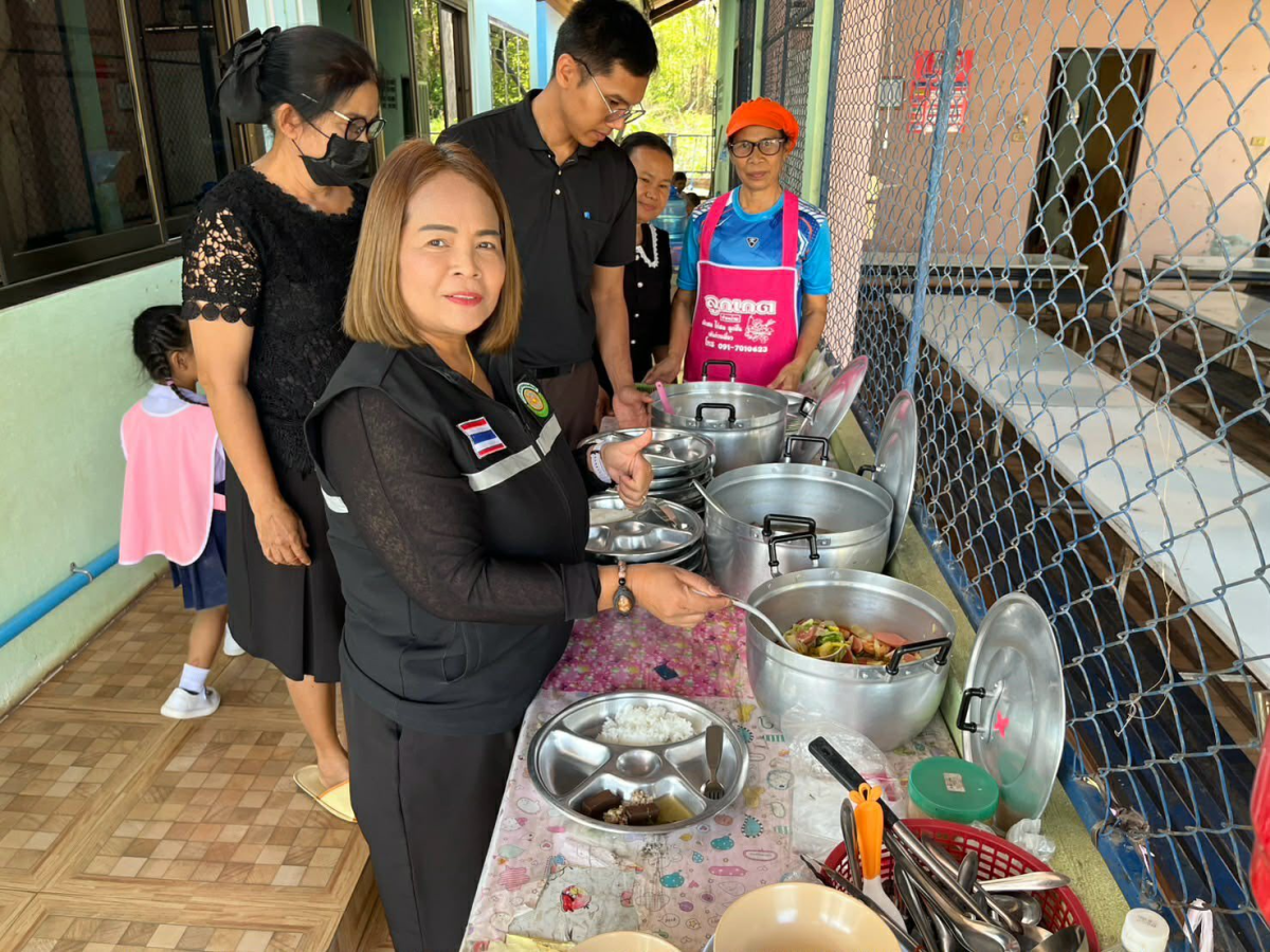 ลงพื้นที่ตรวจอาหารกลางวันเพื่อให้นักเรียนศูนย์พัฒนาเด็กเล็ก ได้รับประทานอาหารที่มีประโยชน์ถูกสุขอนามัย