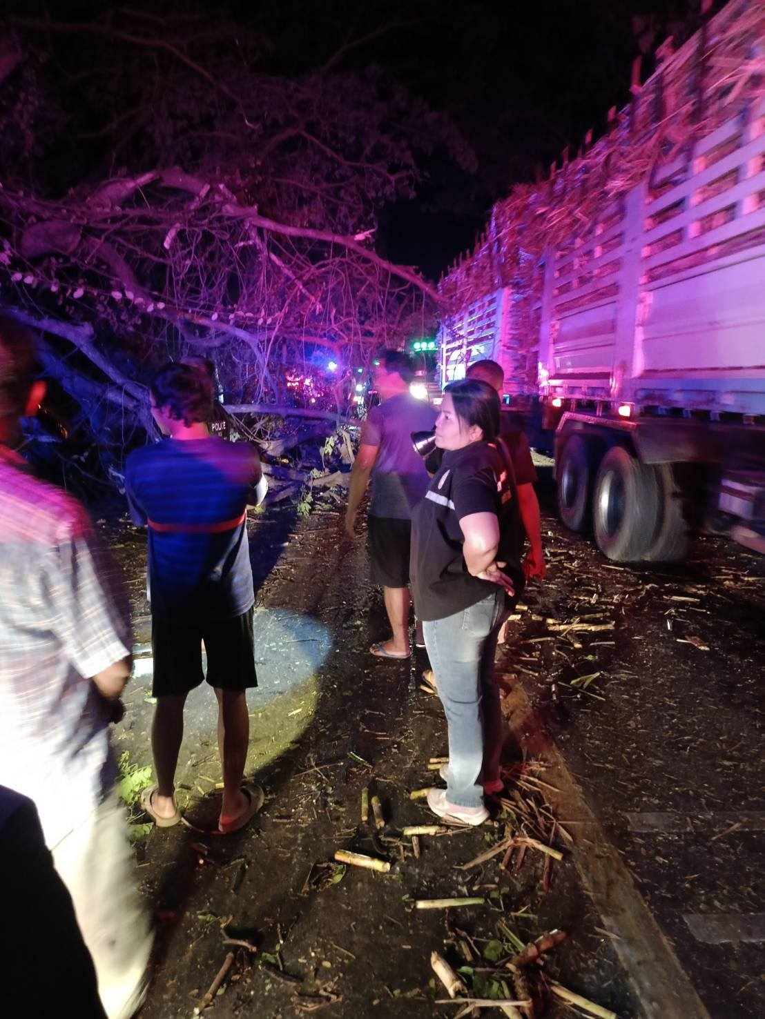 ลงพื้นที่ช่วยเหลือประชาชนซึ่งเกิดอุบัติเหตุทางท้องถนน