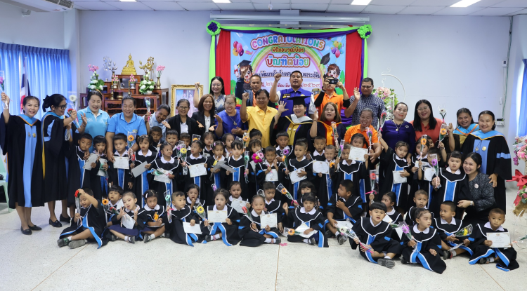 พิธีมอบวุฒิบัตรบัณฑิตน้อยศูนย์พัฒนาเด็กเล็กเทศบาลตำบลจระเข้หิน 