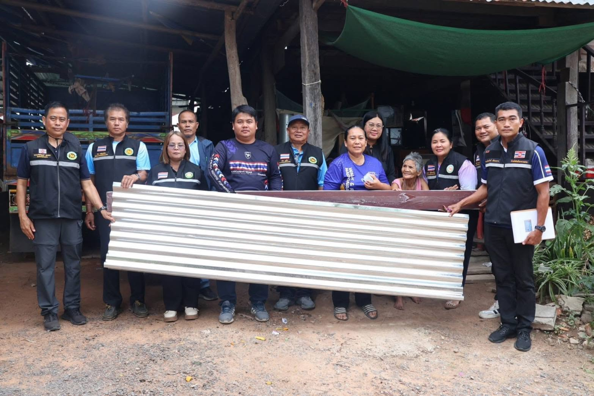 ลงพื้นที่ซ่อมแซมหลังคาบ้านที่ถูกผลกระทบจากเหตุวาตภัยพายุฝนลมกระโชกแรง