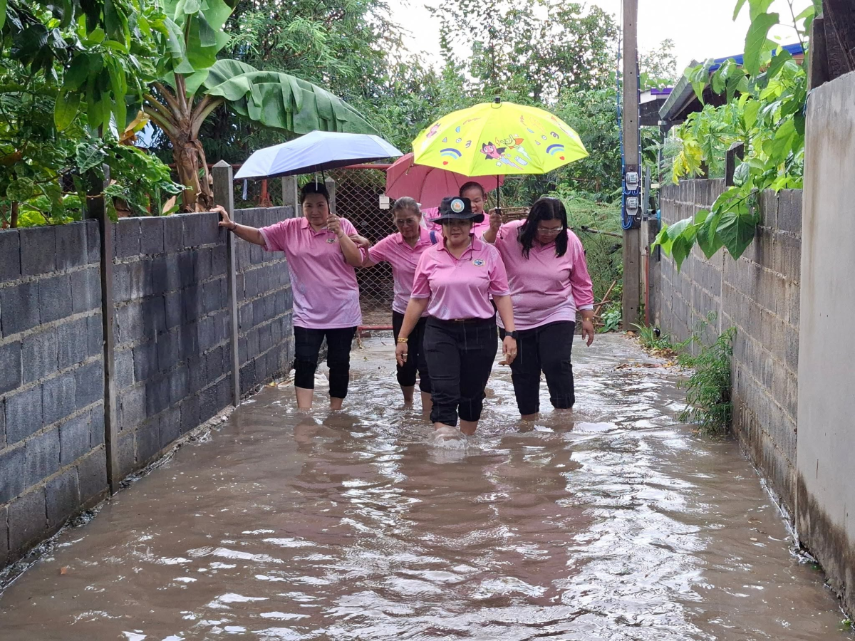 ลงพื้นที่สำรวจปัญหาน้ำท่วมขังเพื่อหาแนวทางในการแก้ไขและช่วยเหลือประชาชนที่ได้รับความเดือดร้อน