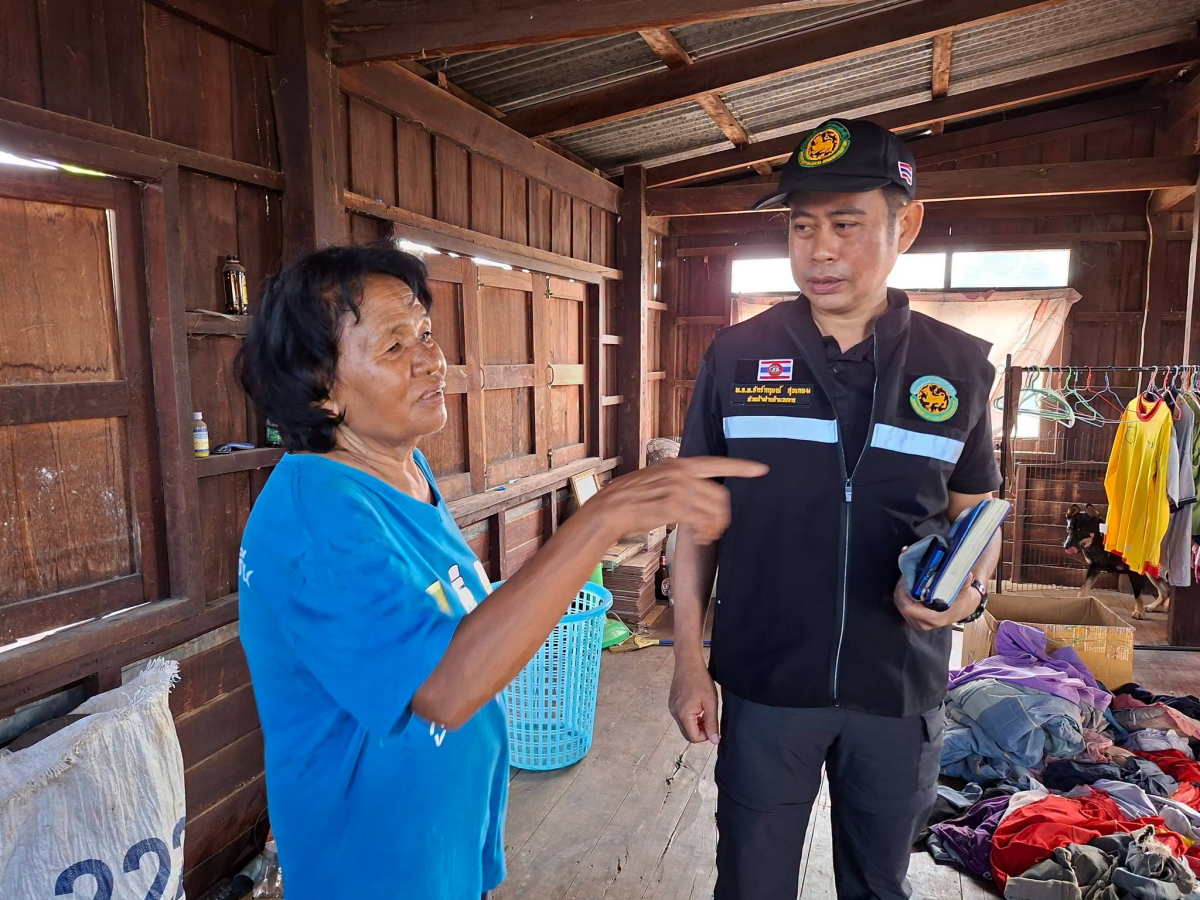 ลงพื้นที่สำรวจบ้านที่ถูกผลกระทบจากพายุฤดูร้อนเพื่อทำการช่วยเหลือต่อไป