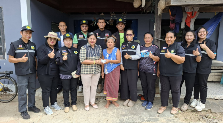 ลงพื้นที่มอบบัตรประจำตัวคนพิการให้แก่ผู้พิการและมอบรถเข็นโยกให้แก่ผู้พิการ 