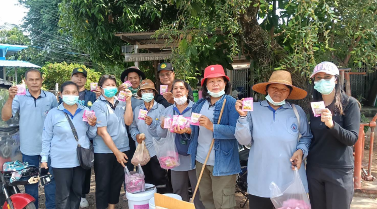  ลงพื้นที่พ่นหมอกควันกำจัดยุงและใส่ทรายอะเบทเพื่อควบคุมโรคไข้เลือดออก บ้านจระเข้หินหมู่ที่ 1