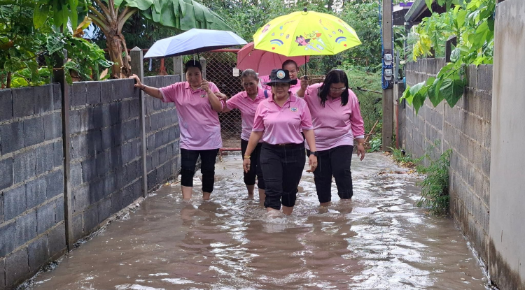 ลงพื้นที่สำรวจปัญหาน้ำท่วมขังเพื่อหาแนวทางในการแก้ไขและช่วยเหลือประชาชนที่ได้รับความเดือดร้อน