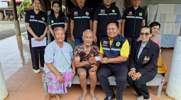 ลงพื้นที่ส่งมอบบ้านให้แก่ผู้สูงอายุและมอบบัตรประจำตัวคนพิการให้แก่ผู้พิการ 