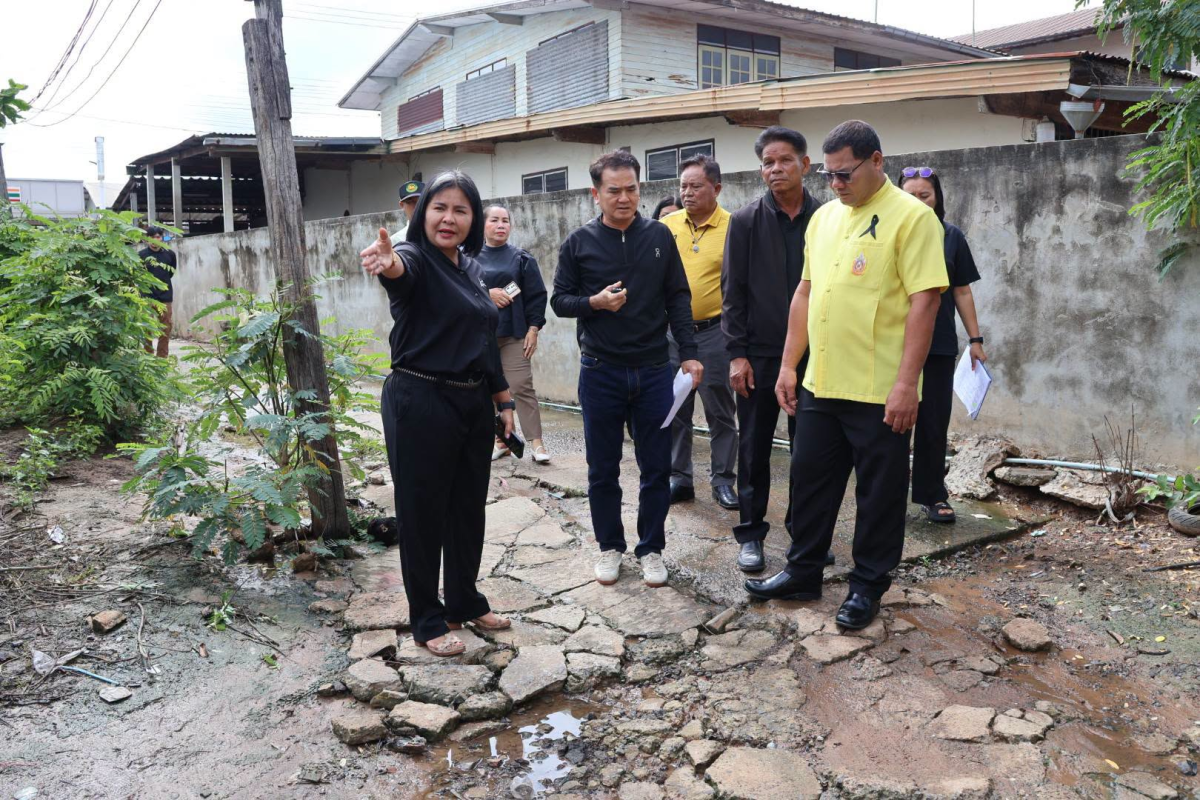 ลงพื้นที่สำรวจปัญหาน้ำท่วมเพื่อหาแนวทางในการแก้ไขและช่วยเหลือประชาชนที่ได้รับความเดือดร้อนจากปัญหาน้ำท่วมขัง