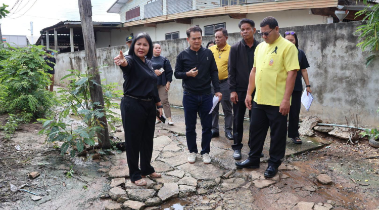 ลงพื้นที่สำรวจปัญหาน้ำท่วมเพื่อหาแนวทางในการแก้ไขและช่วยเหลือประชาชนที่ได้รับความเดือดร้อนจากปัญหาน้ำท่วมขัง