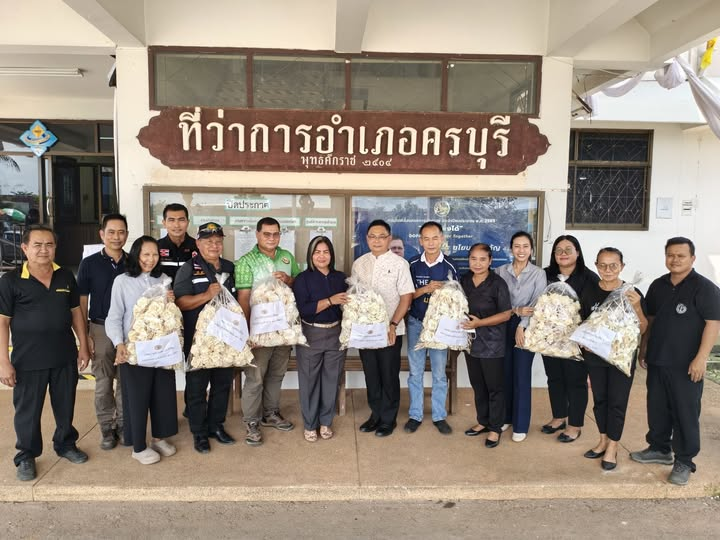 มอบดอกไม้จันทน์ให้แกที่ว่าการอำเภอครบุรีตามโครงการฝึกอบรมเสริมสร้างทักษะอาชีพเสริมหลักสูตรการทำดอกไม้จันทน์ประจำปีงบประมาณ พ.ศ.2569