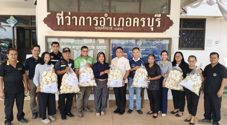 มอบดอกไม้จันทน์ให้แกที่ว่าการอำเภอครบุรีตามโครงการฝึกอบรมเสริมสร้างทักษะอาชีพเสริมหลักสูตรการทำดอกไม้จันทน์ประจำปีงบประมาณ พ.ศ.2569